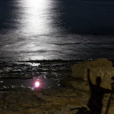 La Luna en un charco y mi sombra